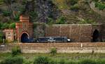 MRCE/ERSR 189 099-5/ES64F4-999 verlässt hier mit einem KLV den Tunnel an der Rheinuferstrasse gegenüber von Oberwesel.