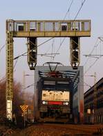 MRCE/Metrans 189 453-4/ES64F4-453 hat gerade die Süderelbbrücke durchfahren und rumpelt an den Fotografen vorbei Richtung HH-Harburg.