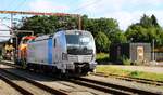 Railpool 193 995-8 hat gerade den italienischen Müllzug nach Pattburg gebracht und wird nun von der 322 220 127 in die Abstellung rangiert. Pattburg/Dk 23.07.2024 