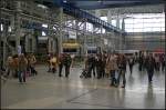 Blick in die Halle 74, wo neben dem deutschen 442 auch die Triebz�ge der d�nischen Baureihe ET (�resundst�g) und der schwedischen Baureihe X50 gebaut werden (Tag der offenen T�r Bombardier Hennigsdorf 18.09.2010)