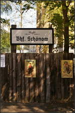 Der Bahnhof Schönow der AG Märkische Kleinbahn e.V. stellt den südlichen Endpunkt der Goerzbahn dar. Neben dem Museumsbetrieb werden auf der Goerzbahn noch die Züge vom Herstellerwerk für Kunstoff-Autoteile gefahren. Am Tag der offenen Tür am 10.09.2017 war der Bahnhof auch für Besucher geöffnet