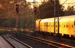 Der Abendsonne entgegen...die orange eingehüllte 112 150 mit der RB nach Flensburg verlässt hier Schleswig.