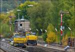 - Gleisbaustelle Bahnhof Herdorf (Erneuerung Gleis 2) - Am 14.10.2012 arbeiten die beiden Zweiwegebagger synchron im Bahnhof von Herdorf vor der Kulisse der Formsignale und dem schnen Stellwerk.