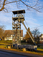 
Ein Bergbau-Denkmal in Höhn (Westerwald), hier war bis 1961 die  Braunkohlengrube  Alexandria  in Betrieb. Neben dem alten Förderturm befindet sich eine kleine Bartz-Akkulok und drei Grubenwagen. Höhn (Ww) am 10.12.2016