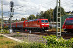 Die 185 148-4 (91 80 6185 148-4 D-DB) der DB Cargo fährt am 04.10.2021 mit einem sehr langen leeren Coilzug durch Betzdorf (Sieg) in Richtung Köln.