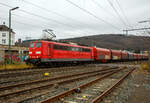 Die an die DB Cargo AG vermietete Railpool 151 045-2 (91 80 6151 045-2 D-Rpool) fährt am 04.12.2021 mit einem Coilzug durch Niederschelden in Richtung Köln.