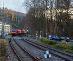 Die 187 186 (91 80 6187 186-2 D-DB) der DB Cargo AG fährt am 20 November 2025 mit einem Coilzug durch Kirchen/Sieg in Richtung Siegen. 

Die Bombardier TRAXX F140 AC3 wurde 2019 von der Bombardier Transportation GmbH in Kassel unter der Fabriknummer 35584 gebaut. Die für 140 km/h konzipierte Lok hat nur die Zulassung für Deutschland.