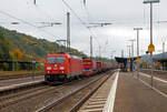   Die 185 203-7 (91 80 6185 203-7 D-DB) der DB Cargo Deutschland AG fährt am 01.10.2017 mit dem  Winner -Zug durch den Bahnhof Dillenburg in Richtung Norden.