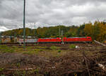 Die 185 308-4 (91 80 6185 308-4 D-DB) mit der kalten 185 262-3 (91 80 6185 262-3 D-DB) beide der DB Cargo Deutschland AG fahren am 22.10.2021 mit einem langen KLV-Zug durch Betzdorf (Sieg) in Richtung