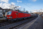 Die 193 322-5 (91 80 6193 322-5 D-DB) der DB Cargo AG fährt am 17.01.2023 mit einem „HUPAC“ KLV-Zug durch Kirchen (Sieg) in Richtung Köln.