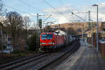 Die 193 322-5 (91 80 6193 322-5 D-DB) der DB Cargo AG fährt am 17.01.2023 mit einem „HUPAC“ KLV-Zug durch Kirchen (Sieg) in Richtung Köln.