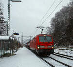 Die 193 322-5 (91 80 6193 322-5 D-DB) der DB Cargo AG fährt am 19.01.2023 mit einem „HUPAC“ KLV-Zug durch den Bahnhof Scheuerfeld (Sieg) in Richtung Köln.