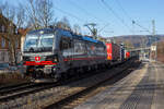 Die an die SBB Cargo International AG vermietete mit „XLoad“ ausgestattete 193 457  Hofburg Wien  (91 80 6193 457-9 D-SIEAG) der SüdLeasing GmbH, Stuttgart (eingestellt in Deutschland durch Siemens) fährt am 08 Februar 2025 mit einem KLV-Zug, durch Kirchen (Sieg) in Richtung Köln.

Die Multisystemlokomotive Siemens Vectron MS wurde 2024 von Siemens Mobilitiy in München-Allach unter der Fabriknummer 23785 gebaut und am 12.09.2024 ausgeliefert. Sie wurde in der Variante A40-1a ausgeführt und hat so die Zulassung für Deutschland, Österreich, die Schweiz, Italien, die Niederlande und Belgien (D / A / CH / I / NL / B). Sie verfügt über eine Leistung von 6,4 MW (160 km/h) und ist neben den nationalen Zugsicherungssystemen mit dem Europäischen Zugsicherungssystem (ETCS BL3) ausgestattet. Zudem ist sie mit der neuen Ausrüstungspaket XLoad ausgestattet. 

Das neue XLoad Ausrüstungspaket für Vectron:
XLoad ist ein Ausrüstungspaket für Vectron, welches künftig mitbestellt, aber auch bei bereits ausgelieferten Vectron Loks nachgerüstet werden kann. Das Feature verbessert die Reibwertausnutzung und ermöglicht dadurch höhere Anhängelasten. Zudem reduzieren die Fahreigenschaften, die das Feature bewirken, den Verschleiß von Rad und Schiene.

Aktuell sind die Schweizer Vectron-Lokomotiven (SBB Cargo und BLS Cargo) in der Regel in Doppeltraktion unterwegs. Die Steigungen und Rampen der Schweizer Berge sind vor allem bei schlechten Witterungsbedingungen nicht ohne. Eine Lokomotive muss auch bei geringerem Schlupf genügend Traktion auf die Schienen bringen, um alle Güter sicher und zuverlässig ans Ziel zu bringen. Ein effizienter Weg aus dieser «Misere» ist die für Vectron entwickelte Zusatz-Funktion «XLoad». Den erfolgreichen Beweis trat eine SIEMENS Testlokomotive im Frühjahr 2022 bei der SBB Cargo International und bei der BLS Cargo eindrücklich an. 

Für SBB Cargo International bewies die Test-Lokomotive am Bözberg und für BLS Cargo an der Nordrampe des Lötschbergs ihre enorme Zugkraft. 
Vectron meisterte im Frühjahr 2022 die lange 12‰-Steigung des Bözbergs mit einer Anhängerlast von 2.000 Tonnen bravourös. Bei den nächtlichen Testfahrten zeigte sich eindrücklich die enorme Zugkraft der Lokomotive. 

Am Lötschberg wurden bei der BLS Cargo steigungsmäßig noch ein paar Promille draufgepackt. Mit 1.020 Tonnen im Gepäck bewältigte die Vectron-Lokomotive mit XLoad-Feature die 27‰-Steigung der Nordrampe ebenfalls meisterlich. Und auch diverse Anfahrtsversuche absolvierte der mit dem XLoad-Feature aufgerüstete Vectron problemlos. 

So bestellte die SüdLeasing GmbH (Stuttgart) im Auftrag der SBB Cargo International jüngst 20 Vectron Lokomotiven mit XLoad bei SIEMENS.