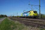 Gerade rechtzeitig: am 23 April 2026 wird WLC 193 587 mit ein etwas f�r die H�lfte beladener Containerzug  vom offenbarer Weg unweit von Diepholz fotografiert.