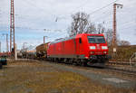 Die 185 073-4 (91 80 6185 073-4 D-DB) der DB Cargo AG fährt am 20.03.2021, mit einem sehr langen gemischten Güterzug, durch Rudersdorf (Kr.