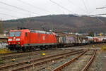 Die auch für die Schweiz zugelassene 185 146-8 (91 80 6185 146-8 D-DB) der DB Cargo AG fährt am 04.12.2021 mit einem gem.