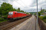 Die DB Cargo 187 157 (91 80 6187 157-3 D-DB) fährt am 07.06.2022 mit einem gemischten Güterzug durch den Bahnhof Kirchen (Sieg) in Richtung Köln.