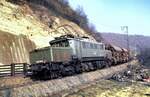 193 013-0 gibt Schubhilfe für einen Güterzug auf der Geislinger Steige am 27.03.1982.