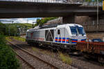 Die SIEMENS Vectron Dual Mode 248 077 (90 80 2248 077-0 D-NRAIL) der BM-Bahndienste GmbH (Karlsruhe) f�hrt am 09 Juni 2026, mit einem Flachwagenzug (4 Drehgestell-Flachwagen der Gattung Rens), durch