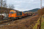 Die Lok 43 der KSW Kreisbahn Siegen-Wittgenstein (92 80 1273 018-2 D-KSW), eine Vossloh MaK G 2000 BB fährt am 06.02.2017 mit einem lagen Übergabegüterzug von Herdorf in Richtung