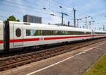 ice-1-br-401-mit-802-bis-804/688078/ice1-8211-2klasse-mittelwagen-802-386-3 
ICE1 – 2.Klasse Mittelwagen 802 386-3 (93 80 5802 386-3 D-DB) als Wagen Nr. 3 vom ICE 1 - Tz 72 'Aschaffenburg' am 01.06.2019 bei der Durchfahrt im Bahnhof Köln Messe/Deutz.

Der Wagen wurde 1991 von MAN unter der Fabriknummer 170134 gebaut.

Die 2.Klasse Mittelwagen der Baureihe 802.3 (Bvmz), verfügen über ein Großraumbereich (47 Sitzplätze) in 2+2-Bestuhlung, mit vier Tischen (mit je 4 Vis-à-vis-Plätze). In der zweiten Wagenhälfte befinden sich vier Abteile mit je sechs Sitzplätzen (= 24 Sitzplätze), sowie zwei Toiletten. So finden 71 Reisende einen Sitzplatz, vor der Modernisierung der ICE-1-Züge fanden 66 Reisende hier einen Sitzplatz. 

Der Sitzabstand im Bereich der Reihensitze lag ursprünglich bei 1.025 mm, die Rückenlehnen der zweiten Klasse ließen sich um 40 Grad verstellen. Die Sitze wiesen eine Breite von 480 mm auf.

Im Zuge der ersten ICE-1-Serie (41 Triebzüge) wurden 246 Wagen dieser Gattung bestellt.

TECHNISCHE DATEN:
Spurweite:  1.435 mm (Normalspur)
Gattung: Bvmz
Länge: 26.400 mm
Drehgestelle: MD 530 (bis 300 km/h)
Achsabstand im Drehgestell: 2.500 mm
Raddurchmesser: 920 mm (neu) / 860 mm (abgenutzt)
Leergewicht:  53 t
Sitzplätze: 71 (vor Umbau 66)
