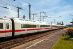 ice-1-br-401-mit-802-bis-804/688080/ice1-8211-speisewagen-wsmz-804-021-4 
ICE1 – Speisewagen WSmz  804 021-4 (93 80 5804 021-4 D-DB) als Wagen Nr. 8 vom ICE 1 - Tz 72 'Aschaffenburg' am 01.06.2019 bei der Durchfahrt im Bahnhof Köln Messe/Deutz. Bis heute charakteristisch für den ICE 1 ist sein 'Buckel'-Speisewagen, der etwas höher ist als die übrigen Wagen und den ICE 1 somit leicht erkennbar macht.

Der Wagen wurde 1991 von der Waggon-Union (Berlin) unter der Fabriknummer 35645 gebaut.

Der Speisewagen (Baureihe 804, auch als Bordrestaurant bezeichnet, vormals auch BordRestaurant), nimmt insgesamt 40 Sitzplätze auf. Auf der zur ersten Klasse hingewandten Seite werden Gäste in einem Sitzplatzbereich von 24 Sitzplätzen in 2+1-Bestuhlung an acht Tischen bedient. Zur Wagenmitte schließt sich daran eine Küche (Galley) mit einem 70 Zentimeter breiten Gang für das Küchenpersonal an, die in eine Ausgabetheke für das BordBistro (ehemals auch Bord-Treff) übergeht. In diesem Selbstbedienungs-Bereich können bis zu 16 Reisende einen Sitz- sowie 10 Reisende einen Stehplatz finden.

Markantes Erkennungsmerkmal des Speisewagens im Zugverband ist das um rund 45 Zentimeter gegenüber dem Rest des Zuges erhöhte Dach. Anfangs zur Betonung des Wagens im Zugverband gedacht, wurden diese Oberlichter später zur Unterbringung zusätzlicher technischer Geräte in der Küche benötigt. Im Gegensatz zu allen anderen Wagen verfügt der Speisewagen nicht über Ein- und Ausstiegstüren für Reisende, jedoch über eine Ladetür im Bereich der Küche, die nur von innen bedient werden kann.

Im Zuge des seit 2005 laufenden Modernisierungsprogramms wurde die Galley des Speisewagens umgestaltet und mit Mikrowelle, Container-Stellplätzen sowie einer neuen Kaffeemaschine für verschiedene Heißgetränke ausgerüstet.

Es wurden 60 Wagen dieser Gattung gebaut.

TECHNISCHE DATEN:
Spurweite:  1.435 mm (Normalspur)
Gattung:  WSmz
Länge: 26.400 mm
Höhe: 4.295 mm
Breite: 3.020 mm
Drehgestelle: MD 530 (bis 300 km/h)
Achsabstand im Drehgestell: 2.500 mm
Raddurchmesser: 920 mm (neu) / 860 mm (abgenutzt)
Leergewicht:  53 t
Sitzplätze: 	24 / 16 + 10 Stehplätze
