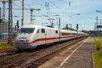 
Der ICE 1 - Tz 72 (ex Tz 172)   Aschaffenburg  (401 572-3 / 401 072-4) fährt am 01.06.2019 durch den Bahnhof Köln Messe/Deutz in Richtung Köln Hbf. Der ICE hat ETCS und die Zulassung für die Schweiz.

Der ICE 1 ist der erste in Serie gefertigte Hochgeschwindigkeitszug in Deutschland und sind seit den frühen 1990er Jahren in Betrieb. Die seit 1991 im Fahrgastbetrieb mit bis zu 280 km/h eingesetzten Triebzüge werden planmäßig aus zwei Triebköpfen (Baureihe 401) und bis zu 14 Mittelwagen, meistens aber 12, der Baureihen 801 bis 804 gebildet.

Die Triebzüge sind bei einer Länge von bis zu 411 m und bis zu rund 800 Sitzplätzen die längsten ICE-Einheiten, die bislang gebaut wurden. Im Gegensatz zu den übrigen ICE-Baureihen sind die ICE 1 Vollzüge, das heißt, zwei Zugteile können im Betrieb nicht miteinander verbunden werden.

Von den 60 in den frühen 1990er Jahren in Betrieb gesetzten Zügen wurde eine Einheit beim ICE-Unglück von Eschede im Juni 1998 weitgehend zerstört. Die verbleibenden 59 Einheiten wurden zwischen 2005 und 2008 umgebaut. Eine weitere Modernisierung wurde 2019 begonnen und soll bis 2023 laufen.

Geschichte
Die Züge basieren auf dem 1985 in Dienst gestellten ICE-Versuchsträger InterCityExperimental (BR 410). Im Jahr 1984, noch vor Inbetriebnahme des InterCityExperimental, begann die Projektierung der ICE-Serienzüge. Nach Klärung zahlreicher Details legte die DB am 2. Januar 1986 ein Lastenheft vor. Dieses wurde später als Grundlage für Ausschreibung und Vergabe der Fertigung der Serienzüge verwendet. Im Januar 1987 fragte die DB bei der Industrie die Preise von 20, 40, 60, 80, 100 und 120 Triebköpfen an. Nach längeren Verhandlungen bildete sich im Mai 1987 ein Konsortium unter der Federführung von Siemens. Die Auftragsvergabe sollte sich aufgrund ausstehender Wirtschaftlichkeitsberechnungen und fehlender Spezifikation der Mittelwagen weiter verzögern.

Technik
Der Antrieb des ICE 1 erfolgt über die acht angetriebenen Achsen der beiden Triebköpfe. Die Konzentration des Antriebs auf relativ wenige Achsen bedingt dabei eine Begrenzung der maximalen Steigung, in der die Züge sicher verkehren können. Die Grenze liegt beim ICE 1 bei etwa 35 ‰. Stärkere Steigungen können nicht sicher bewältigt werden, da bei ungünstigen Schienenverhältnissen (geringe Haftreibung) die Räder des Zuges durchrutschen können, womit der Zug nicht mehr sicher anfahren könnte. Aus diesem Grund (neben weiteren) dürfen die Züge die Schnellfahrstrecke Köln–Rhein/Main, die Steigungen von bis zu 40 ‰ aufweist, nicht befahren.

Die Mittelwagen ruhen auf stahlgefederten Drehgestellen vom Typ MD 530 mit einem Achsstand von 2500 mm. Die Verbindung der Mittelwagen erfolgt auf einer Höhe von 900 mm über eine Mittelpufferkupplung, die für den ICE 1 neu entwickelt wurde. Durchgekuppelt werden dabei zwei Luftleitungen, zwei Zugsammelschienen, Steuerleitungen sowie zwei Lichtwellenleiter. Zum Entkuppeln ist größeres Werkzeug erforderlich. Eine Änderung der Zugkonfiguration kann daher nur in Werkstätten erfolgen. 

Der Beschleunigungsweg eines 14-Wagen-Zuges von 0 auf 100 km/h wird, in der Ebene, mit 900 Meter (66 Sekunden) angegeben, der auf 200 km/h mit 6.850 Meter (200 Sekunden) und auf 250 km/h mit 18.350 Meter (380 Sekunden).

Als Bremsen stehen in allen Fahrzeugen Scheibenbremsen zur Verfügung, darüber hinaus elektromotorische Bremsen (Triebköpfe) bzw. Magnetschienenbremsen (Mittelwagen). Als Feststellbremsen dienen Federspeicherbremsen in den Triebköpfen sowie Spindelbremsen in den Mittelwagen. Der Austausch der Magnetschienenbremsen gegen Wirbelstrombremsen ist vorbereitet.

Der Bremsweg bei LZB-geführten Betriebsbremsungen (0,5 m/s²) aus 250 km/h wird mit 4.820 Metern angegeben, der einer Schnellbremsung (1,05 m/s²) mit 2.300 Metern. 

Der für die ICE-1-Züge von Dornier entwickelte Stromabnehmer vom Typ DSA-350 S galt zur Einführung der ICE-Züge als (mit rund 100 kg) besonders leicht und resonanzarm. Im Gegensatz zum ICE-Vorläuferzug InterCityExperimental wurde bei den ICE-1-Serienzügen auf eine durchgehende Hochspannungs-Dachleitung verzichtet. Im Fahrbetrieb sind daher in der Regel die Stromabnehmer an beiden Triebköpfen gehoben.

1990 noch modern, heute wo fast jeder ein Smartphone hat, schon lange ausgebaut.....
Die beiden Telefonzellen des Zuges stellten in den 1990er Jahren über 13 so genannte Funkfeststationen entlang der beiden Neubaustrecken eine Verbindung zum C-Netz der Telekom her. In den 81 Tunneln der ersten beiden Neubaustrecken waren dazu im Abstand von 1500 Metern Verstärker eingebaut worden, die über Leckkabel mit den fahrenden Zügen kommunizierten. Zwischen den Tunneln kamen Richtantennen zum Einsatz. Die Verbindung wurde zugseitig über Antennen auf dem Servicewagen hergestellt. Für Telefonate wurden 70 Pfennig je Gebühreneinheit berechnet. Im Juni 1991 wurde ein Umsatz von 2.047 DM je Telefonzelle erzielt und mehr als 9.000 ICE-Telefonkarten verkauft.

Mit den beiden Telefonzellen sowie dem Telefon im Konferenzabteil war jeder ICE-1-Zug über drei Hauptanschlüsse an das Telefonnetz der damaligen Bundespost angebunden. Reisende waren darüber hinaus per Eurosignal erreichbar. Jeder Zug verfügte darüber hinaus über einen Anrufbeantworter, der über eine bestimmte Rufnummer erreichbar war. Das Zugpersonal hörte dort auf gesprochene Nachrichten ab und suchte anschließend nach dem betreffenden Reisenden.

TECHNISCHE DATEN:
Spurweite:  1.435 mm (Normalspur)
Länge der Triebköpfe:  20.560 mm 
Länge der Mittelwagen: 26.400 mm
Triebzuglänge:  357,92 m (2 Triebköpfe und 12 Wagen)
Kleinster bef. Halbmesser:  150 m
Leergewicht:  849 t (12-Wagen-Zug)
Höchstgeschwindigkeit:  280 km/h
Anfahrzugkraft: 	400 kN
Dauerleistung:  2 × 4.800 kW
Anzahl der Fahrmotoren:  8
