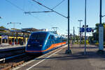 Der futuristisch und sehr modern aussehende „Xoker“, aber doch 30 Jahre alte, ehemalige ICE 2 Triebkopf 402 033-5 (93 80 5402 033-5 D-PROBA) mit dem Steuerwagen 808 033-5 (93 80 5808 033-5 D-PROBA) der Team Projektbahn GmbH (M�nchen), steht 23 September 2026 im Bahnhof Berlin-Charlottenburg. 

Ich habe es Vorort erst wohl wegen der neuen Farbgebung nicht erkannt, dass es sich hier um ehemalige Bestandteile eines ICE 2 handelt. Der Triebkopf und der Steuerwagen waren bis Anfang 2026 noch Bestandteil des ICE 2 Tz 233 „Ulm“. Der Triebkopf wurde 1996 von der Friedrich Krupp AG in Essen unter der Fabriknummer 5714 gebaut, der elektrische Teil von Krauss-Maffei in M�nchen-Allach unter der Fabriknummer 20112. Der Steuerwagen wurde 1997 von ABB Daimler-Benz Transportation GmbH (Adtranz) im Werk N�rnberg unter der Fabriknummer unter der Fabriknummer 173134 gebaut. Kurz vor der InnoTrans 2026 (22, bis 25. September) wurde bekannt gegeben, dass die 2025 gegr�ndete Projektbahn den Triebkopf und den Steuerwagen, sowie einen Speisewagen (807 018-7) von der DB Fernverkehr AG erworben hat. 

Das Unternehmen Team Projektbahn GmbH in M�nchen will, den dunkelblau lackierten und mit einem hellblau/orangen Zierstreifen versehen Triebzug der auf den Namen „Xoker“ h�rt, als „angetriebenen Hochgeschwindigkeits-Kupplungsadapterwagen“ einsetzen. Das Unternehmen m�chte mit diesem Triebwagen, mehreren Kuppelwagen und der gemieteten 188 113 von Northrail in das �berf�hrungsgesch�ft, das derzeit RailAdventure GmbH aus Pullach dominiert wird.

Die Projektbahn GmbH wurde Ende 2025 gegr�ndet und wickelte ihre Aktivit�ten bislang weitgehend im Hintergrund ab. Im August 2026 nahm das in M�nchen ans�ssige Unternehmen seine �ffentliche Gesch�ftst�tigkeit auf. Dieser Zeitpunkt f�llt mit der Messe InnoTrans 2026 in Berlin zusammen, auf der sich Projektbahn erstmals �ffentlich pr�sentiert. Gleichzeitig wurden die ersten Fahrzeuge f�r die k�nftige Flotte ausgeliefert. 

Das Unternehmen konzentriert sich auf die „erste Meile“ bei neuen Schienenfahrzeugen. Dazu geh�ren insbesondere �berf�hrungen und Testfahrten von Z�gen, die entweder aus eigener Kraft oder im Schleppverband durchgef�hrt werden. In den vergangenen Monaten war Projektbahn bereits an zahlreichen Transporten beteiligt, etwa an der �berf�hrung zahlreicher Stadler-Lokomotiven von Spanien nach Deutschland sowie am Transport von Triebz�gen f�r Siemens und CAF. Zudem wurde unter der Regie von Projektbahn eine Vectron-Lokomotive von Deutschland in die T�rkei �berf�hrt. Hinter Projektbahn steht ein Team von rund 20 hochqualifizierten und erfahrenen Mitarbeitern, darunter Lokf�hrer und Techniker.

Kuppelwagen – vier verschiedene Grundtypen
In naher Zukunft wird Projektbahn eine moderne Flotte von Schienenfahrzeugen betreiben, zu der insbesondere gemeinsam mit Innofreight entwickelte Kuppel-Adapterwagen und Bremswagen geh�ren. Die Basis der Flotte bildet ein moderner, achtachsiger und zweiteiliger Containerwagen, aus dem vier Varianten entwickelt wurden: Basic, Standard, Universal und Special. Gemeinsam decken die verschiedenen Ausf�hrungen unterschiedliche Anforderungen bei Fahrzeug�berf�hrungen ab. 

Die Basic-Variante ist als reiner Bremswagen mit Schraubenkupplungen ausgelegt. Die Typen Standard und Universal verf�gen �ber Kupplungen mit festen Kupplungsh�hen und dem weit verbreiteten Kupplungskopf Typ 10. W�hrend die Standard-Variante einseitig mit einer Mittelpufferkupplung ausgestattet ist und als P�rchen im Einsatz, besitzt die Universal-Variante beidseitig klappbare Hybrid-Kupplungen. F�r Transporte, bei denen abweichende Kupplungsh�hen oder andere Kupplungssysteme erforderlich sind, steht eine Spezialvariante mit h�henverstellbarem Kupplungsadapter zur Verf�gung.

Der ICE 2 mit dem Namen XOKER
Ein besonderes Fahrzeug in der Flotte ist eine dreiteilige ICE-2-Einheit, die unter dem Namen XOKER vermarktet wird. Projektbahn bezeichnet die Kombination aus Triebkopf, Steuerwagen und ehemaligem Bistrowagen als „angetriebenen Hochgeschwindigkeits-Kuppeladapterwagen“.

Zu �berf�hrende Fahrzeuge k�nnen direkt an die Einheit gekuppelt werden, ohne dass zus�tzliche Kuppeladapterwagen erforderlich sind. F�r reine Transportfahrten wird die Einheit in zweiteiliger Konfiguration betrieben. Bei Test- und Erprobungsfahrten kann der ehemalige Bistrowagen zur Unterbringung von Messtechnik und zus�tzlichem Personal genutzt werden.

Projektbahn beabsichtigt zudem, ihre Fahrzeuge interessierten Partnern auf Mietbasis zur Verf�gung zu stellen.
