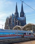   Vor der Kulisse des Kölner Domes fährt der ICE 3  Celle  Tz 361 (BR 403) am 08.03.2015 in den Hauptbahnhof Köln ein.