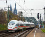   Der ICE 3  Oberhausen  Tz 307 (93 80 5403 507-7 D-DB) der DB Fernverkehr AG verlässt am 26.11.2016 in Köln die Hohenzollernbrücke und fährt nun (ohne Halt) durch den Bahnhof