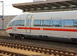 ice-3-br-403/549883/ice3-detailbild-von-93-80-5403-002-9 
ICE3-Detailbild von 93 80 5403 002-9 D-DB hier Zugspitze von Tz 302 'Hansestadt Lübeck' am 25.03.2017 im Bahnhof Montabaur. 

Dieser ICE 3 (Baureihe 403) ist aus der 1. Bauserie und bekam im Januar 2017 ein Redesign.
