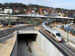 ICE 3 in Ulm nach Stuttgart am 08.03.2020. Im Tunnel der Neubaustrecke liegen noch keine Gleise.