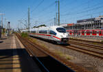 Zwei gekuppelte ICE 3 der BR 406 rauschen am 12 August 2022 durch den Bahnhof Siegburg/Bonn in Richtung Süden.