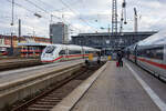 Wir haben München Hauptbahnhof am 13 Januar 2025 verspätet um 12 Uhr 53, mit dem ICE 527 geführt von dem Velaro D – Tz 714 ein ICE der BR 407 (rechts im Bild) erreicht. Die Planmäßige Ankunft wäre eigentlich 12:10 Uhr. 

Links steht der zwölfteilige ICE 4 - Tz 9023 der Baureihe 412.0. 
