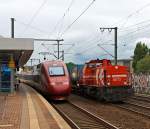 Ungleicher kann eine Zugbegegnung fast nicht mehr sein  -    Am 03.07.0.2013 rauscht der Thalys 4345 in Richtung Paris durch den Bf Köln-Ehrenfeld und in der Gegenrichtung die HGK DE 73, ex KFBE DE