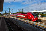 Der Eurostar PBKA 4332 (TGV 43320 / UIC 93 88 0043 032-x B-TH etc.), ex Thalys PBKA, rauscht am 18 September 2026 mit ca. 250 km/h, als Eurostar EUR 9438 von K�ln Hbf �ber Aachen, Li�ge-Guillemins und Bruxelles Midi nach Paris Nord, durch den Bahnhof Horrem in Richtung Aachen. Die Schnellfahrstrecke K�ln–Aachen, KBS 480, ist hier zwischen K�ln und D�ren f�r Streckengeschwindigkeiten von 250 km/h ausgebaut.

Die 17 vorhandenen Eurostar PBKA sind zus�tzlich in der Lage, im deutschen Netz mit 15 kV, 16,7 Hz Wechselstrom und einer Leistung von 4.460 kW zu fahren. Das Design ihrer Triebk�pfe lehnt sich an den TGV Duplex an. Sie bedienen seit dem 14. Dezember 1997 K�ln. Interessant ist die Tatsache das er in Belgien sowie in Frankreich unter 25 kV 50 Hz AC (Wechselstrom) seine volle Leistung von 8.800 kW entfalten kann. In Deutschland unter 15 kV,7 Hz AC (Wechselstrom) hat er mit 4.460 kW nur etwas mehr als halbe Leistung, so w�re es selbst auf der SFS K�ln – Frankfurt am Main (wie einst geplant) ein Erreichen der H�chstgeschwindigkeit sehr schwierig, zudem hat die Strecke auch noch Steigungen.

Von den 17 Einheiten (mit je 2 Triebk�pfen und 8 Mittelwagen) befanden sich fr�her sieben im Eigentum der NMBS/SNCB, sechs geh�rten der SNCF, je zwei der NS und der Deutschen Bahn. Wie heute nach dem Betreiberwechsel zu Eurostar wei� ich leider nicht. Die beiden PBKA-Einheiten Nr. 4321 und 4322 befanden sich im Eigentum der Deutschen Bahn und werden dort intern, wie alle Thalys-PBKA-Triebz�ge, als „Baureihe 409“ bezeichnet. 

TECHNISCHE DATEN des Eurostar PBKA:
Baureihe: 43000 (Belgien und Frankreich) / 409 (Deutschland)
Hersteller: Alstom
Baujahre: 1993 - 1997
Spurweite: 1.435 mm
Achsfolge: Bo'Bo'+2'(2)(2)(2)(2)(2)(2)(2)2'+Bo'Bo'
Anzahl der Achsen / davon angetrieben: 26 / 8
Triebzugl�nge: 200 m
Breite der Mittelwagen: 2.750 mm
Anzahl der Mittelwagen: 8 Mittelwagen
Stromsysteme: 25 kV / 50 Hz AC, 15 kV / 16 2/3 Hz AC, 1,5 kV und 3 kV DC
Technisch zugelassene H�chstgeschwindigkeit: 320 km/h
H�chstgeschwindigkeit im Plandienst: 300 km/h
Antriebsleistung des Zuges:
8.800 kW (unter 25 kV 50 Hz),
4.460 kW (unter 15 kV 16 2/3 Hz) und
3.680 kW (unter 3 kV und 1,5 kV)
Leergewicht: 416 t
Sitzpl�tze: 377, davon 120 in der 1. und 257 in der 2. Klasse bzw. im Restaurant