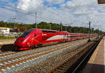 Der Eurostar PBKA 4332 (TGV 43320 / UIC 93 88 0043 032-x B-TH etc.), ex Thalys PBKA, rauscht am 18 September 2026 mit ca. 250 km/h, als Eurostar EUR 9438 von K�ln Hbf �ber Aachen, Li�ge-Guillemins und Bruxelles Midi nach Paris Nord, durch den Bahnhof Horrem in Richtung Aachen. Die Schnellfahrstrecke K�ln–Aachen, KBS 480, ist hier zwischen K�ln und D�ren f�r Streckengeschwindigkeiten von 250 km/h ausgebaut.

Die 17 vorhandenen Eurostar PBKA sind zus�tzlich in der Lage, im deutschen Netz mit 15 kV, 16,7 Hz Wechselstrom und einer Leistung von 4.460 kW zu fahren. Das Design ihrer Triebk�pfe lehnt sich an den TGV Duplex an. Sie bedienen seit dem 14. Dezember 1997 K�ln. Interessant ist die Tatsache das er in Belgien sowie in Frankreich unter 25 kV 50 Hz AC (Wechselstrom) seine volle Leistung von 8.800 kW entfalten kann. In Deutschland unter 15 kV,7 Hz AC (Wechselstrom) hat er mit 4.460 kW nur etwas mehr als halbe Leistung, so w�re es selbst auf der SFS K�ln – Frankfurt am Main (wie einst geplant) ein Erreichen der H�chstgeschwindigkeit sehr schwierig, zudem hat die Strecke auch noch Steigungen.

Von den 17 Einheiten (mit je 2 Triebk�pfen und 8 Mittelwagen) befanden sich fr�her sieben im Eigentum der NMBS/SNCB, sechs geh�rten der SNCF, je zwei der NS und der Deutschen Bahn. Wie heute nach dem Betreiberwechsel zu Eurostar wei� ich leider nicht. Die beiden PBKA-Einheiten Nr. 4321 und 4322 befanden sich im Eigentum der Deutschen Bahn und werden dort intern, wie alle Thalys-PBKA-Triebz�ge, als „Baureihe 409“ bezeichnet. 

TECHNISCHE DATEN des Eurostar PBKA:
Baureihe: 43000 (Belgien und Frankreich) / 409 (Deutschland)
Hersteller: Alstom
Baujahre: 1993 - 1997
Spurweite: 1.435 mm
Achsfolge: Bo'Bo'+2'(2)(2)(2)(2)(2)(2)(2)2'+Bo'Bo'
Anzahl der Achsen / davon angetrieben: 26 / 8
Triebzugl�nge: 200 m
Breite der Mittelwagen: 2.750 mm
Anzahl der Mittelwagen: 8 Mittelwagen
Stromsysteme: 25 kV / 50 Hz AC, 15 kV / 16 2/3 Hz AC, 1,5 kV und 3 kV DC
Technisch zugelassene H�chstgeschwindigkeit: 320 km/h
H�chstgeschwindigkeit im Plandienst: 300 km/h
Antriebsleistung des Zuges:
8.800 kW (unter 25 kV 50 Hz),
4.460 kW (unter 15 kV 16 2/3 Hz) und
3.680 kW (unter 3 kV und 1,5 kV)
Leergewicht: 416 t
Sitzpl�tze: 377, davon 120 in der 1. und 257 in der 2. Klasse bzw. im Restaurant