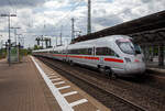 Der 7-teilige ICE T (411 509 / 411 009) Tz 1109 „Güstrow“ der DB Fernverkehr AG verlässt am 14 Mai 2022, als ICE 777 (Ostseebad Binz - Rostock Hbf - Hamburg Hbf - Hannover Hbf