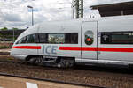 Das Drehgestell 1 des Trafo- und Steuerwagens der zweiten Klasse (mit Führerstand), 93 80 5 411 509-3 D-DB, der Gattung Bpmzf, des 7-teilige ICE T - Tz 1109 „Güstrow“ der DB Fernverkehr AG am 14 Mai 2022 im Bahnhof Lüneburg.