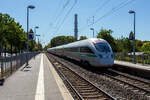 Der 7-teilige ICE T der BR 411, Tz 1117 „Erlangen“ f�hrt am 12 August 2026 durch den Bahnhof Bonn UN Campus in Richtung Koblenz bzw. Mainz.

Der ICE T hat die Zulassung f�r Deutschland und �sterreich (inkl. ETCS), der Wagen 4 (Mittelwagen zweiter Klasse der Baureihe 411.8 hat eine Ausstattung mit Fahrradtr�ger im Wagen Baureihe 411.8. 

Von diesen 7-teiligen Triebz�ge mit Neigetechnik (BR 411) wurde 60 St�ck von 1996 bis 2005 von dem Konsortium ICN T (Bombardier Transportation, Deutsche Waggonbau AG, DUEWAG, Fiat Ferroviaria und SIEMENS) in 2 Serien f�r die DB Fernverkehr AG gebaut. Von der 5-teiligen Variante (BR 415) waren es 11 St�ck. 

Der ICE T sieht �u�erlich dem ICE 3 (BR 403 / 406) sehr �hnlich, wenn man aber auf die Drehgestelle schaut, sieht man aber schon den Unterschied. Der ICE T ist der Kurvenspezialist, er verf�gt �ber eine spezielle Neigetechnik:
Der ICE T wurde 1999 in Betrieb genommen (1. Serie, die 2. Serie 2004). Er ist mit einer besonderen Technik konzipiert, um auf kurvenreichen Strecken den Wagenkasten �hnlich wie ein Motorradfahrer auf die Seite neigen zu k�nnen. Den ICE T gibt es in zwei Varianten, als F�nftiler (BR 415) und als Siebenteiler (BR DB 411 bzw. BR �BB 4011), welche aber miteinander gekuppelt und als Doppelzug gefahren werden k�nnen. Die f�nfteilige Variante der Baureihe 415 beinhaltet ein Bordbistro und die siebenteilige Variante der Baureihe 411 zus�tzlich noch einen Restaurantbereich. Am Anfang und Ende jedes ICE T bietet ein spezielles Abteil, das durch eine Glaswand vom Lokf�hrer getrennt ist, die M�glichkeit diesem �ber die Schulter zu schauen.

Im Dezember 2013 wurde ein Modernisierungsprogramm f�r die ICE T-Flotte gestartet. Neben einer neuen Au�enlackierung sowie neuen Teppichb�den wurden die ICE T-Z�ge als einige der ersten Z�ge in Deutschland mit dem europaweiten Zugsicherungssystem ETCS (European Train Control System) ausgestattet. Damit kann die ICE T-Flotte beispielsweise auf der neugebauten Schnellfahrstrecke Halle/Leipzig - Erfurt eingesetzt werden, welche bis zu 50 Minuten Reisezeit einspart. Zudem f�hrt der ICE T nach �sterreich und erm�glicht so zum Beispiel Direktverbindungen zwischen Frankfurt und Wien.

Ein siebenteiliger ICE T der BR 411 besteht aus:
•	Wagen 1 (BR 411.0): Trafowagen der ersten Klasse mit F�hrerstand (Steuerwagen) und Stromabnehmer, Gattung Apmzf, gef�hrt als Wagen-Nr. 28 oder 38
•	Wagen 2 (BR 411.1): Stromrichterwagen der ersten/zweiten Klasse, Gattung ABpmz, gef�hrt als Wagen-Nr. 27 oder 37
•	Wagen 3 (BR 411.2): Fahrmotorwagen mit Bordrestaurant, Gattung WRmz, gef�hrt als Wagen-Nr. 26 oder 36
•	Wagen 4 (BR 411.8): Mittelwagen zweiter Klasse (mit 3 Fahrradstellpl�tzen, Gattung Bpmdz, gef�hrt als Wagen-Nr. 24 oder 34
•	Wagen 5 (BR 411.7): Fahrmotorwagen der zweiten Klasse (mit Info-Point), Gattung Bmpz, gef�hrt als Wagen-Nr. 23 oder 33
•	Wagen 6 (BR 411.6): Stromrichterwagen der zweiten Klasse (mit 1 Rollstuhlplatz), Gattung Bpmbz. gef�hrt als Wagen-Nr. 22 oder 32
•	Wagen 7 (BR 411.5): Trafowagen der zweiten Klasse mit F�hrerstand (Steuerwagen) und Stromabnehmer, Gattung Bpmzf, gef�hrt als Wagen-Nr. 21 oder 31

TECHNISCHE DATEN (BR 411):
Betriebsaufnahme: 1999 (1.Serie) / 2004 (2. Serie)
Zugkonzept: Triebwagenzug, Kuppelbare Zugeinheiten (auch mit BR 415)
Zahl der Z�ge: 32 (1.Serie) / 28 (2. Serie) und 11 (5-teiler der BR 415)
Spurweite: 1.435 mm (Normalspur)
Achsfolge: 2’2’+(1A)(A1)+(1A)(A1)+2’2’+(1A)(A1)+(1A)(A1)+2’2’
Zahl der Wagen pro Zug: 7 (5 bei BR 405)
Breite: bis 2.850 mm
H�he: bis 3.910 
Drehzapfenabstand: 19.000 mm
Achsabstand im Drehgestell: 2.700 mm
Zugl�nge: 184,4 m 
Eigengewicht: 368 t
Antrieb: Elektrisch, Unterflur-Antrieb 
Motortyp: Siemens 1TB2223-0GB03
Achsgetriebe: DURUTRAIL RK 18-2,53 von HENSCHEL Antriebstechnik GmbH
�bersetzungsverh�ltnis: 1: 2,53 
Bremse: Elektrodynamische Bremsen, Scheibenbremsen, Magnetschienenbremsen und Federspeicherbremsen
Anzahl angetriebener Achsen: 8
Zugelassene H�chstgeschwindigkeit: 230 km/h 
Leistung: 4.000 kW (3.000 kW BR 415)
Sitzpl�tze (BR 411 der 1.Serie): 359, davon 304 in der 2. Klasse, 55 in der 1. Klasse, zudem sind im Restaurant noch 24 Sitzpl�tze

Technik:
Die angetriebenen Mittelwagen verf�gen jeweils �ber zwei angetriebene Achsen, und zwar jeweils die innenliegende eines Drehgestells. Jede Achse wird von einem vierpoligen, fremdbel�fteten Drehstrom-Asynchronmotor mit Kurzschlussl�ufer, vom Typ SIEMENS 1TB2223-0GB03 angetrieben. Die Motoren sind in L�ngsrichtung unterhalb des Wagenbodens aufgeh�ngt. Die Kraft�bertragung auf die Treibachsen erfolgt jeweils mittels einer Kardan-Gelenkwellen auf das Kegelrad-Achsgetriebe vom Typ DURUTRAIL RK 18-2,53 vom Hersteller HENSCHEL Antriebstechnik GmbH (Kassel). Das Getriebe hat ein �bersetzungsverh�ltnis von 1 : 2,53. Auch wenn der Name „HENSCHEL“ im Lokomotiv- und Triebfahrzeugbau verschwunden ist, so kann man den Namen doch noch in so mancher Lok oder Triebzug finden. 

Die Stromrichter- und Fahrmotorwagen sind �ber eine Drehstromsammelschiene miteinander verbunden; die beiden Stromrichterwagen dar�ber hinaus mit einer Hochspannungsdachleitung, sodass ein gehobener Stromabnehmer gen�gt.

Trieb- und Laufdrehgestelle sind gleicher Bauart, tragen alle Komponenten der aktiven Neigetechnik und entsprechen denen der Pendolino ETR 460 und ETR 470. Die Neigetechnik wird �ber redundante Sensoren, deren Signale �ber Rechner in jedem Wagen verarbeitet werden, gesteuert. Diese Rechner steuern Hydraulikzylinder an, die den Wagenkasten neigen. Als Sensoren zum Einsatz kommen in den beiden Endwagen je zwei Kreisel im vorderen Drehgestell sowie vier Querbeschleunigungsmesser in beiden Drehgestellen. In jedem Wagen wurden je Wagenrechner, Beschleunigungsmesser, die auch �berschreitungen der H�chstgrenzen der Querbeschleunigung erfassen, und zwei Winkelgeber installiert. Die Wagenrechner sind �ber einen redundanten Bus miteinander verbunden. Die Drehgestelle sind mit einer aktiven, vom Wagenrechner gesteuerten Querfederung ausger�stet, die den Wagenkasten beim Befahren von Kurven zentriert. Eine Komfortneigung bis zu vier Grad wirkt sich zwar auf den allgemeinen Fahrkomfort aus, erm�glicht jedoch noch kein bogenschnelles Fahren. Die f�r letzteres notwendige Neigung von bis zu 8 Grad ist nur unter Einsatz der Geschwindigkeits�berwachung Neigetechnik (GNT) vorgesehen, bzw. zugelassen. �ber dieses, auf der punktf�rmigen Zugbeeinflussung aufbauende System erfolgt dann die �berwachung der Neigetechnik-Fahrten, einschlie�lich der zugelassenen H�chstgeschwindigkeiten.

Die Z�ge verf�gen �ber elektromotorische Bremsen (an allen angetriebenen Achsen), Scheibenbremsen (je drei Wellenbremsscheiben aus Sph�roguss an nicht angetriebenen, je zwei an angetriebenen Rads�tzen) und Magnetschienenbremsen. Die Bremssteuerung nutzt vorrangig die dynamische Bremse und schaltet erst in h�heren Bremsstufen Druckluftbremsen zu. Federspeicherbremsen dienen als Feststellbremsen. Auch zum Anhalten wird die Druckluftbremse zugeschaltet.

Die Endwagen sind 27.450 mm lang, die Mittelwagen 25.900 mmr. Der Achsstand der Drehgestelle liegt bei 2.700 mm. Gegen�ber den ICE 3 wurde mit Blick auf das bogenschnelle Fahren die zul�ssige Radsatzlast von 17 auf 16 Tonnen gesenkt. Aus Gewichtsgr�nden wurden die Transformatoren und Stromabnehmer in die Endwagen eingebaut.

Nachdem die Ausr�stung der ICE-T-Flotte mit ETCS im August 2009 europaweit ausgeschrieben worden war, wurde der Auftrag im Dezember 2010 vergeben. Ein Teil der Fahrzeuge der zweiten Bauserie (17 Triebz�ge) wurde f�r den Betrieb auf der �sterreichischen Westbahn und der Unterinntalbahn bis Ende 2012 entsprechend ausger�stet. Die �brigen Z�ge erhielten die Ausr�stung bis zur Inbetriebnahme der Schnellfahrstrecke Erfurt–Leipzig/Halle im Dezember 2015. 

