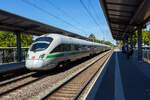 Der 7-teilige ICE T der BR 411, Tz 1117 „Erlangen“ f�hrt am 12 August 2026 durch den Bahnhof Bonn UN Campus in Richtung Koblenz bzw. Mainz.

Der ICE T hat die Zulassung f�r Deutschland und �sterreich (inkl. ETCS), der Wagen 4 (Mittelwagen zweiter Klasse der Baureihe 411.8 hat eine Ausstattung mit Fahrradtr�ger im Wagen Baureihe 411.8. 

Von diesen 7-teiligen Triebz�ge mit Neigetechnik (BR 411) wurde 60 St�ck von 1996 bis 2005 von dem Konsortium ICN T (Bombardier Transportation, Deutsche Waggonbau AG, DUEWAG, Fiat Ferroviaria und SIEMENS) in 2 Serien f�r die DB Fernverkehr AG gebaut. Von der 5-teiligen Variante (BR 415) waren es 11 St�ck. 

Der ICE T sieht �u�erlich dem ICE 3 (BR 403 / 406) sehr �hnlich, wenn man aber auf die Drehgestelle schaut, sieht man aber schon den Unterschied. Der ICE T ist der Kurvenspezialist, er verf�gt �ber eine spezielle Neigetechnik:
Der ICE T wurde 1999 in Betrieb genommen (1. Serie, die 2. Serie 2004). Er ist mit einer besonderen Technik konzipiert, um auf kurvenreichen Strecken den Wagenkasten �hnlich wie ein Motorradfahrer auf die Seite neigen zu k�nnen. Den ICE T gibt es in zwei Varianten, als F�nftiler (BR 415) und als Siebenteiler (BR DB 411 bzw. BR �BB 4011), welche aber miteinander gekuppelt und als Doppelzug gefahren werden k�nnen. Die f�nfteilige Variante der Baureihe 415 beinhaltet ein Bordbistro und die siebenteilige Variante der Baureihe 411 zus�tzlich noch einen Restaurantbereich. Am Anfang und Ende jedes ICE T bietet ein spezielles Abteil, das durch eine Glaswand vom Lokf�hrer getrennt ist, die M�glichkeit diesem �ber die Schulter zu schauen.

Im Dezember 2013 wurde ein Modernisierungsprogramm f�r die ICE T-Flotte gestartet. Neben einer neuen Au�enlackierung sowie neuen Teppichb�den wurden die ICE T-Z�ge als einige der ersten Z�ge in Deutschland mit dem europaweiten Zugsicherungssystem ETCS (European Train Control System) ausgestattet. Damit kann die ICE T-Flotte beispielsweise auf der neugebauten Schnellfahrstrecke Halle/Leipzig - Erfurt eingesetzt werden, welche bis zu 50 Minuten Reisezeit einspart. Zudem f�hrt der ICE T nach �sterreich und erm�glicht so zum Beispiel Direktverbindungen zwischen Frankfurt und Wien.

Ein siebenteiliger ICE T der BR 411 besteht aus:
•	Wagen 1 (BR 411.0): Trafowagen der ersten Klasse mit F�hrerstand (Steuerwagen) und Stromabnehmer, Gattung Apmzf, gef�hrt als Wagen-Nr. 28 oder 38
•	Wagen 2 (BR 411.1): Stromrichterwagen der ersten/zweiten Klasse, Gattung ABpmz, gef�hrt als Wagen-Nr. 27 oder 37
•	Wagen 3 (BR 411.2): Fahrmotorwagen mit Bordrestaurant, Gattung WRmz, gef�hrt als Wagen-Nr. 26 oder 36
•	Wagen 4 (BR 411.8): Mittelwagen zweiter Klasse (mit 3 Fahrradstellpl�tzen, Gattung Bpmdz, gef�hrt als Wagen-Nr. 24 oder 34
•	Wagen 5 (BR 411.7): Fahrmotorwagen der zweiten Klasse (mit Info-Point), Gattung Bmpz, gef�hrt als Wagen-Nr. 23 oder 33
•	Wagen 6 (BR 411.6): Stromrichterwagen der zweiten Klasse (mit 1 Rollstuhlplatz), Gattung Bpmbz. gef�hrt als Wagen-Nr. 22 oder 32
•	Wagen 7 (BR 411.5): Trafowagen der zweiten Klasse mit F�hrerstand (Steuerwagen) und Stromabnehmer, Gattung Bpmzf, gef�hrt als Wagen-Nr. 21 oder 31

TECHNISCHE DATEN (BR 411):
Betriebsaufnahme: 1999 (1.Serie) / 2004 (2. Serie)
Zugkonzept: Triebwagenzug, Kuppelbare Zugeinheiten (auch mit BR 415)
Zahl der Z�ge: 32 (1.Serie) / 28 (2. Serie) und 11 (5-teiler der BR 415)
Spurweite: 1.435 mm (Normalspur)
Achsfolge: 2’2’+(1A)(A1)+(1A)(A1)+2’2’+(1A)(A1)+(1A)(A1)+2’2’
Zahl der Wagen pro Zug: 7 (5 bei BR 405)
Breite: bis 2.850 mm
H�he: bis 3.910 
Drehzapfenabstand: 19.000 mm
Achsabstand im Drehgestell: 2.700 mm
Zugl�nge: 184,4 m 
Eigengewicht: 368 t
Antrieb: Elektrisch, Unterflur-Antrieb 
Motortyp: Siemens 1TB2223-0GB03
Achsgetriebe: DURUTRAIL RK 18-2,53 von HENSCHEL Antriebstechnik GmbH
�bersetzungsverh�ltnis: 1: 2,53 
Bremse: Elektrodynamische Bremsen, Scheibenbremsen, Magnetschienenbremsen und Federspeicherbremsen
Anzahl angetriebener Achsen: 8
Zugelassene H�chstgeschwindigkeit: 230 km/h 
Leistung: 4.000 kW (3.000 kW BR 415)
Sitzpl�tze (BR 411 der 1.Serie): 359, davon 304 in der 2. Klasse, 55 in der 1. Klasse, zudem sind im Restaurant noch 24 Sitzpl�tze

Technik:
Die angetriebenen Mittelwagen verf�gen jeweils �ber zwei angetriebene Achsen, und zwar jeweils die innenliegende eines Drehgestells. Jede Achse wird von einem vierpoligen, fremdbel�fteten Drehstrom-Asynchronmotor mit Kurzschlussl�ufer, vom Typ SIEMENS 1TB2223-0GB03 angetrieben. Die Motoren sind in L�ngsrichtung unterhalb des Wagenbodens aufgeh�ngt. Die Kraft�bertragung auf die Treibachsen erfolgt jeweils mittels einer Kardan-Gelenkwellen auf das Kegelrad-Achsgetriebe vom Typ DURUTRAIL RK 18-2,53 vom Hersteller HENSCHEL Antriebstechnik GmbH (Kassel). Das Getriebe hat ein �bersetzungsverh�ltnis von 1 : 2,53. Auch wenn der Name „HENSCHEL“ im Lokomotiv- und Triebfahrzeugbau verschwunden ist, so kann man den Namen doch noch in so mancher Lok oder Triebzug finden. 

Die Stromrichter- und Fahrmotorwagen sind �ber eine Drehstromsammelschiene miteinander verbunden; die beiden Stromrichterwagen dar�ber hinaus mit einer Hochspannungsdachleitung, sodass ein gehobener Stromabnehmer gen�gt.

Trieb- und Laufdrehgestelle sind gleicher Bauart, tragen alle Komponenten der aktiven Neigetechnik und entsprechen denen der Pendolino ETR 460 und ETR 470. Die Neigetechnik wird �ber redundante Sensoren, deren Signale �ber Rechner in jedem Wagen verarbeitet werden, gesteuert. Diese Rechner steuern Hydraulikzylinder an, die den Wagenkasten neigen. Als Sensoren zum Einsatz kommen in den beiden Endwagen je zwei Kreisel im vorderen Drehgestell sowie vier Querbeschleunigungsmesser in beiden Drehgestellen. In jedem Wagen wurden je Wagenrechner, Beschleunigungsmesser, die auch �berschreitungen der H�chstgrenzen der Querbeschleunigung erfassen, und zwei Winkelgeber installiert. Die Wagenrechner sind �ber einen redundanten Bus miteinander verbunden. Die Drehgestelle sind mit einer aktiven, vom Wagenrechner gesteuerten Querfederung ausger�stet, die den Wagenkasten beim Befahren von Kurven zentriert. Eine Komfortneigung bis zu vier Grad wirkt sich zwar auf den allgemeinen Fahrkomfort aus, erm�glicht jedoch noch kein bogenschnelles Fahren. Die f�r letzteres notwendige Neigung von bis zu 8 Grad ist nur unter Einsatz der Geschwindigkeits�berwachung Neigetechnik (GNT) vorgesehen, bzw. zugelassen. �ber dieses, auf der punktf�rmigen Zugbeeinflussung aufbauende System erfolgt dann die �berwachung der Neigetechnik-Fahrten, einschlie�lich der zugelassenen H�chstgeschwindigkeiten.

Die Z�ge verf�gen �ber elektromotorische Bremsen (an allen angetriebenen Achsen), Scheibenbremsen (je drei Wellenbremsscheiben aus Sph�roguss an nicht angetriebenen, je zwei an angetriebenen Rads�tzen) und Magnetschienenbremsen. Die Bremssteuerung nutzt vorrangig die dynamische Bremse und schaltet erst in h�heren Bremsstufen Druckluftbremsen zu. Federspeicherbremsen dienen als Feststellbremsen. Auch zum Anhalten wird die Druckluftbremse zugeschaltet.

Die Endwagen sind 27.450 mm lang, die Mittelwagen 25.900 mmr. Der Achsstand der Drehgestelle liegt bei 2.700 mm. Gegen�ber den ICE 3 wurde mit Blick auf das bogenschnelle Fahren die zul�ssige Radsatzlast von 17 auf 16 Tonnen gesenkt. Aus Gewichtsgr�nden wurden die Transformatoren und Stromabnehmer in die Endwagen eingebaut.

Nachdem die Ausr�stung der ICE-T-Flotte mit ETCS im August 2009 europaweit ausgeschrieben worden war, wurde der Auftrag im Dezember 2010 vergeben. Ein Teil der Fahrzeuge der zweiten Bauserie (17 Triebz�ge) wurde f�r den Betrieb auf der �sterreichischen Westbahn und der Unterinntalbahn bis Ende 2012 entsprechend ausger�stet. Die �brigen Z�ge erhielten die Ausr�stung bis zur Inbetriebnahme der Schnellfahrstrecke Erfurt–Leipzig/Halle im Dezember 2015. 

