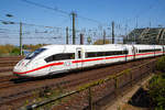   Bild 7:  Als ICE 610 von München Hbf nach Dortmund Hbf, verlässt der zwölfteilige (Konfiguration K3s) ICE4 Triebzug (Tz) 9004 (93 80 5812 004-0 D-DB ff.) am 21.04.2019 den