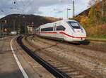 ICE 4 Tz 9018  Freistaat Bayern  in Geislingen Steige am 26.10.2021.