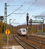 Der zwölfteilige ICE 4 – Tz 9038 (Triebzug) kommt am 26.10.2021 in Amstetten (Württ) die Geislinger Steige hinauf.