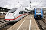 ICE 4 Tz 9022 nach Stuttgart und 2462 003-1 Siemens Desiro auf RE 9 nach Augsburg Hbf in Ulm Hbf am 24.03.2023.