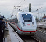 Der zwlfteilige ICE 4 der Baureihe 412.0, Tz 9039, erreicht am 08 Dezember 2022 pnktlich, als ICE 599 (Berlin Gesundbrunnen - Leipzig Hbf – Eisenach – Fulda - Frankfurt (Main) Hbf -