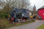 Die letzte Wangerooger Dampflokomotive, die Deutsche Bundesbahn 99 211, ex DR 99 211, seit Juli 1968 als Denkmal beim alten Leuchtturm beim Bahnhof von Wangerooge abgestellt, hier am 12 März