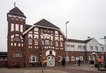 Das Empfangsgebäude vom Bahnhof Wangerooge vom Vorplatz (dem Ort zugewandten Seite) sehen, mit der Aufschrift „Kehre wieder“, hier am 12 März 2024.