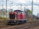   Die Jung V 100 1041 (92 80 1211 041-9 D-NESA) der NeSa (Eisenbahn-Betriebsgesellschaft Neckar-Schwarzwald-Alb mbH, Rottweil), ex DB 211 041-9, fhrt an 09.04.2016 durch den Bahnhof Neuwied in