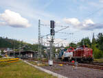 Die 211 041-9  (92 80 1211 041-9 D-NESA) der NeSa (Eisenbahn-Betriebsgesellschaft Neckar-Schwarzwald-Alb mbH, Rottweil), ex DB V 100 1041, fährt am 25.06.2022, mit zwei V60 der leichten